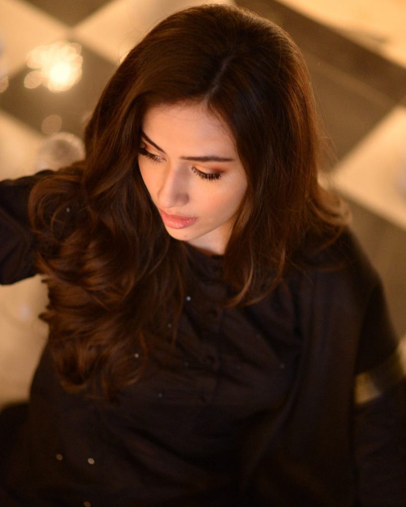 Beautiful Pictures of Sana Javed in a Casual Attire
