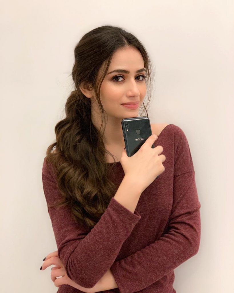 Beautiful Pictures of Sana Javed in a Casual Attire