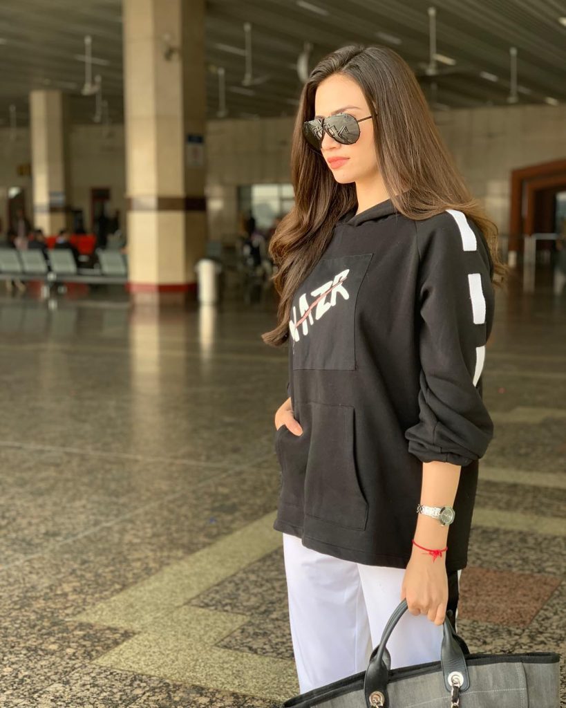 Beautiful Pictures of Sana Javed in a Casual Attire