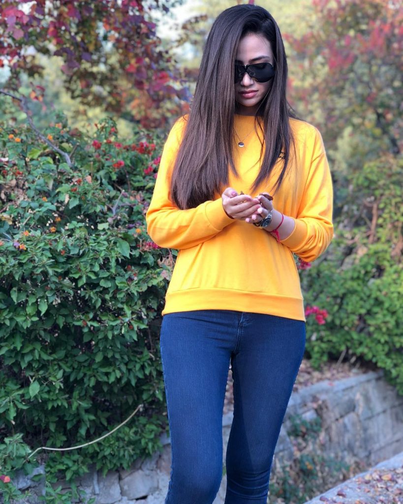 Beautiful Pictures of Sana Javed in a Casual Attire