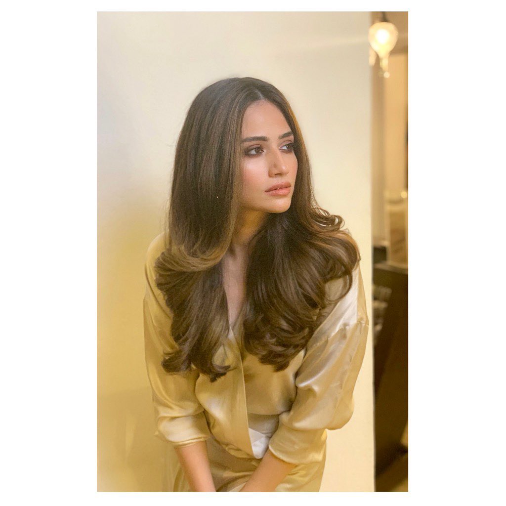 Beautiful Pictures of Sana Javed in a Casual Attire