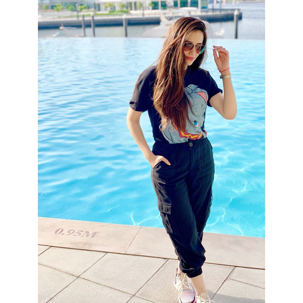 Beautiful Pictures of Sana Javed in a Casual Attire