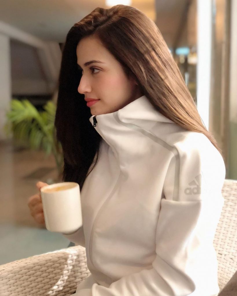 Beautiful Pictures of Sana Javed in a Casual Attire