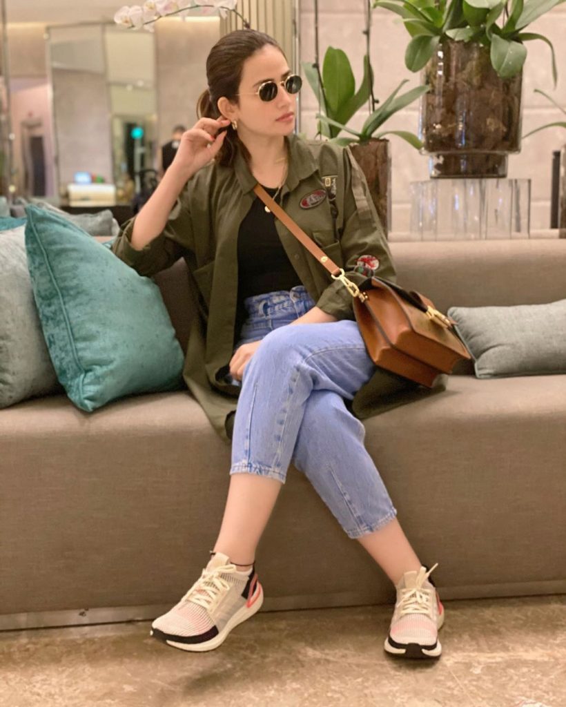 Beautiful Pictures of Sana Javed in a Casual Attire