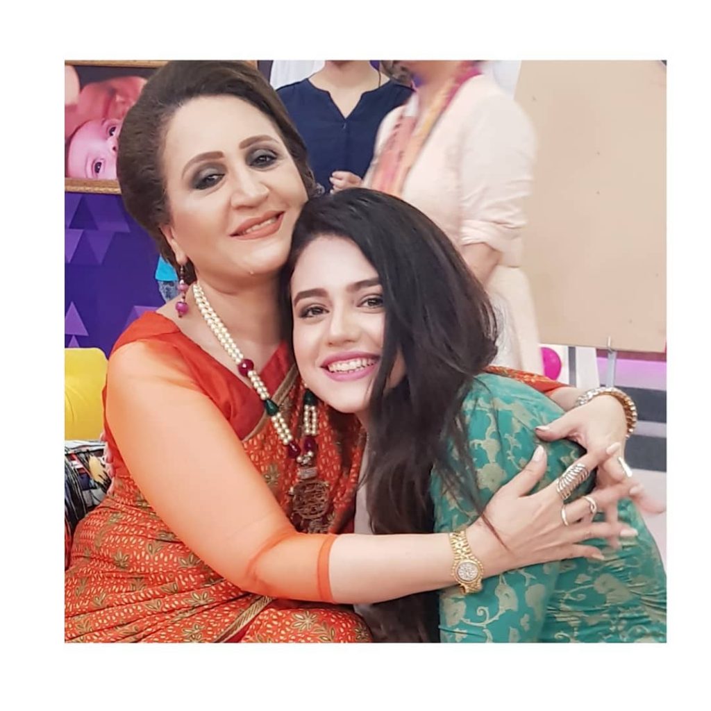 Unseen Pictures of Zara Noor Abbas with Family and Friends