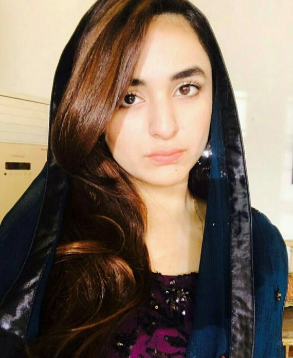 Unseen Pictures of Yumna Zaidi in Dupatta | Reviewit.pk