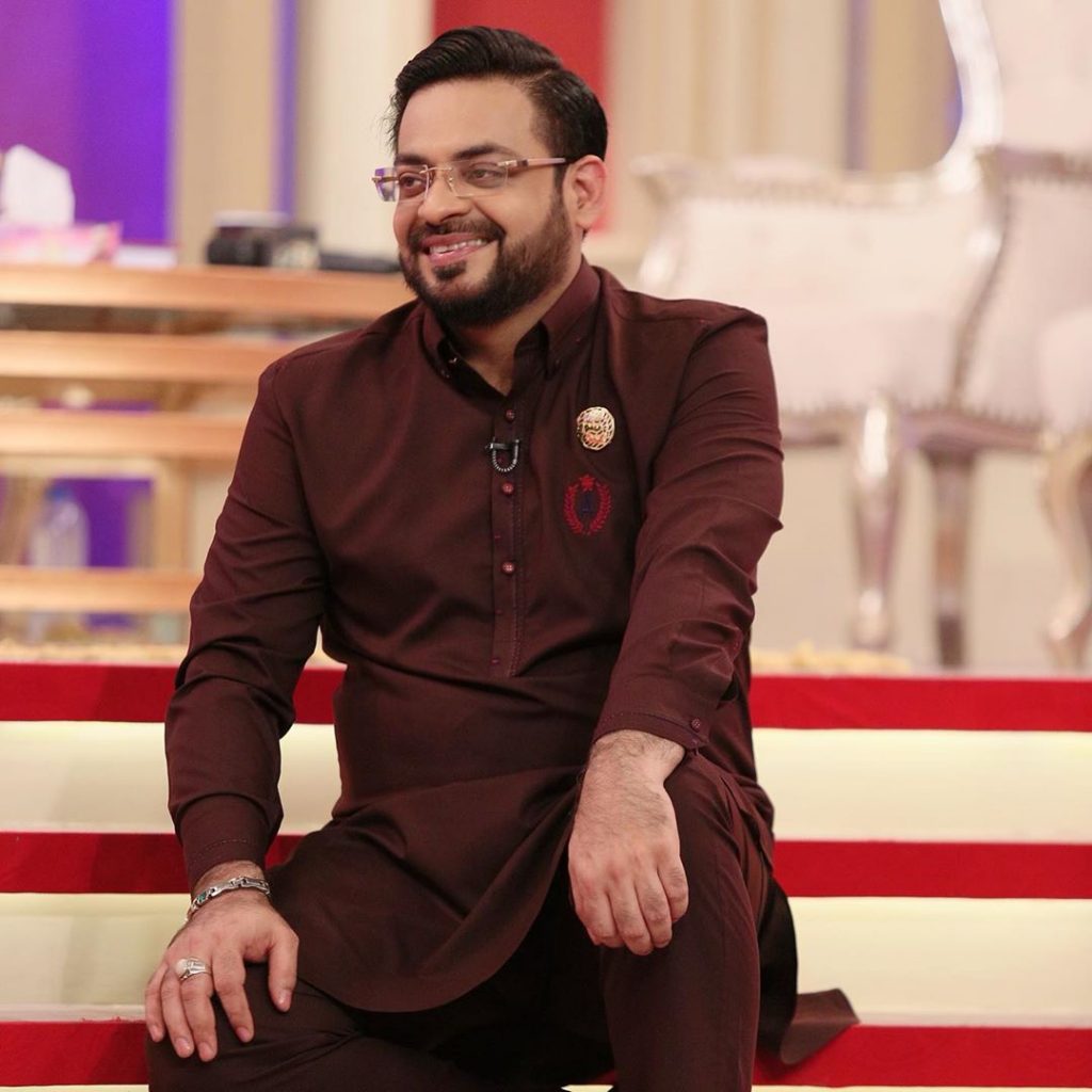 Aamir Liaquat Hussain Fell Asleep During Live Show | Reviewit.pk