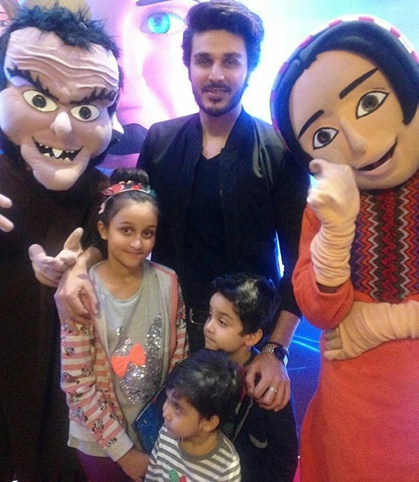 20 Candid Clicks of Ahsan Khan with His Kids