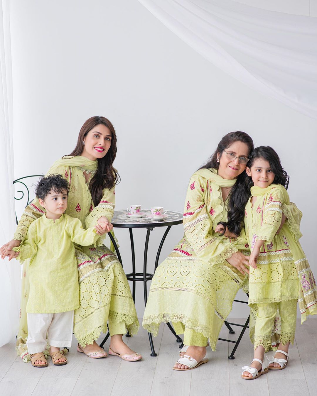 Ayeza Khan Beautiful Pictures with Her Mother and Kids
