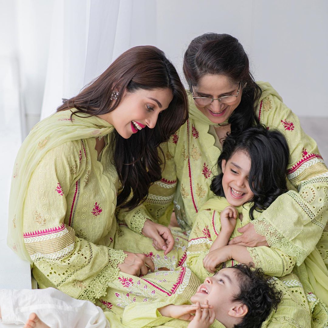 Ayeza Khan Beautiful Pictures with Her Mother and Kids
