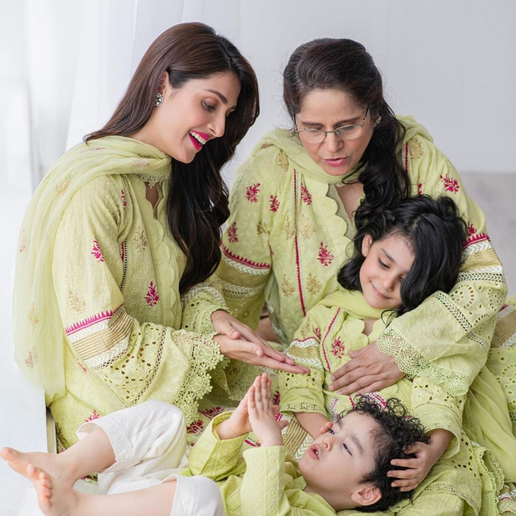 Ayeza Khan Beautiful Pictures with Her Mother and Kids | Reviewit.pk