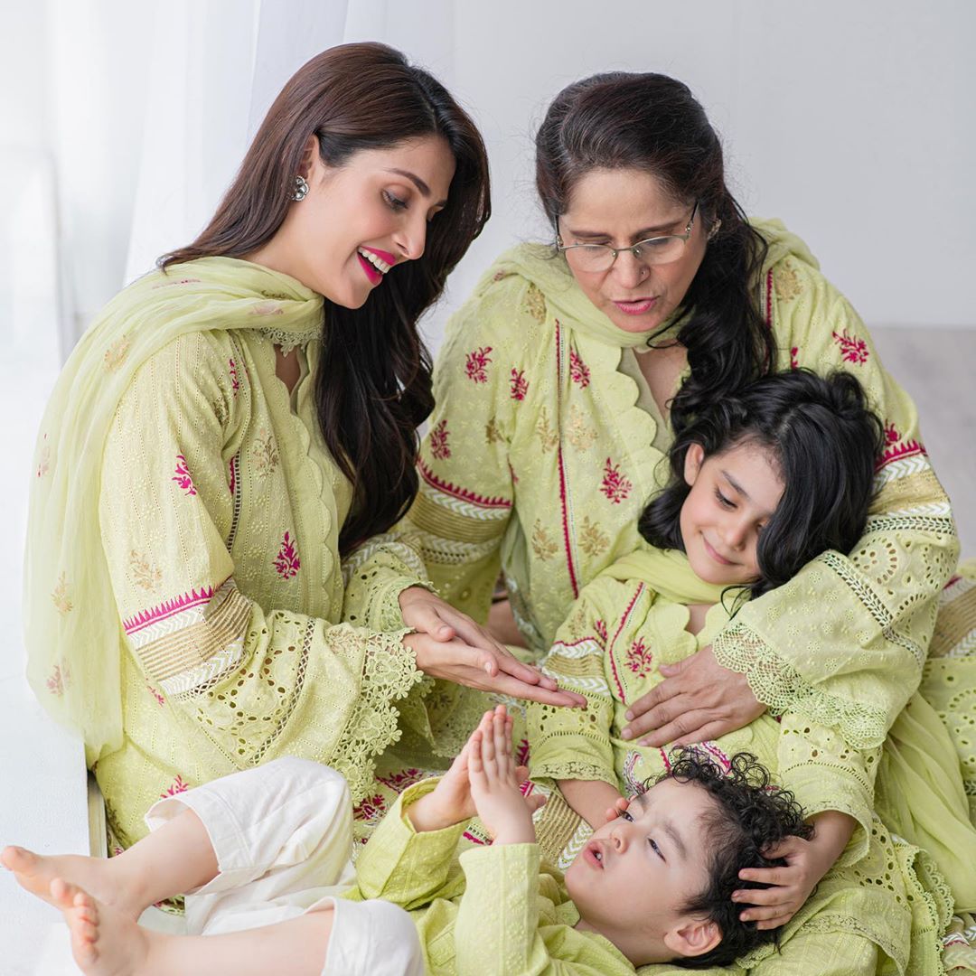 Ayeza Khan Beautiful Pictures with Her Mother and Kids