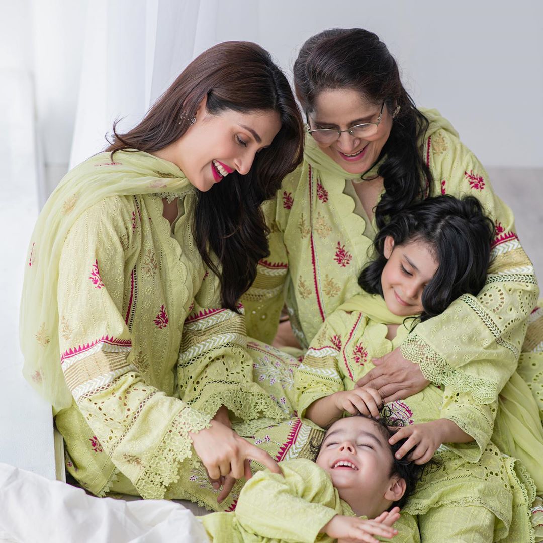 Ayeza Khan Beautiful Pictures with Her Mother and Kids