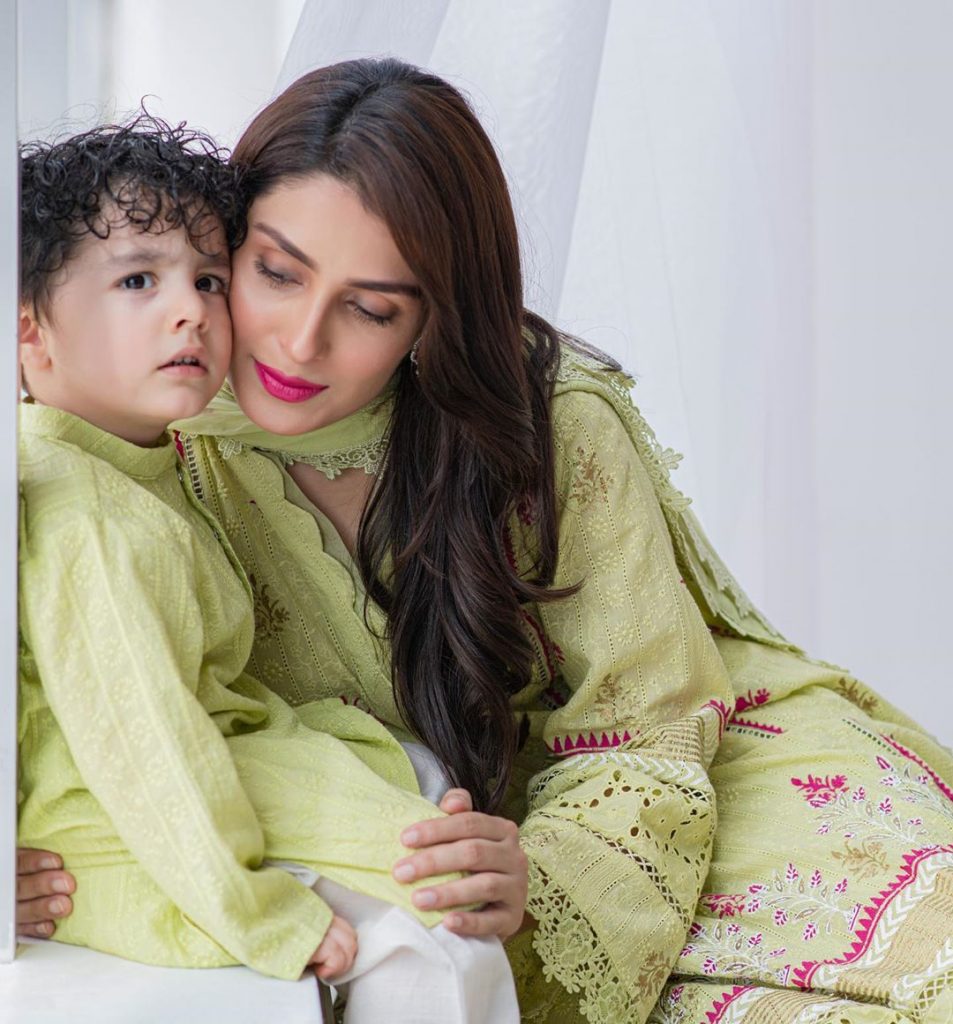 Ayeza Khan Beautiful Pictures with Her Mother and Kids | Reviewit.pk