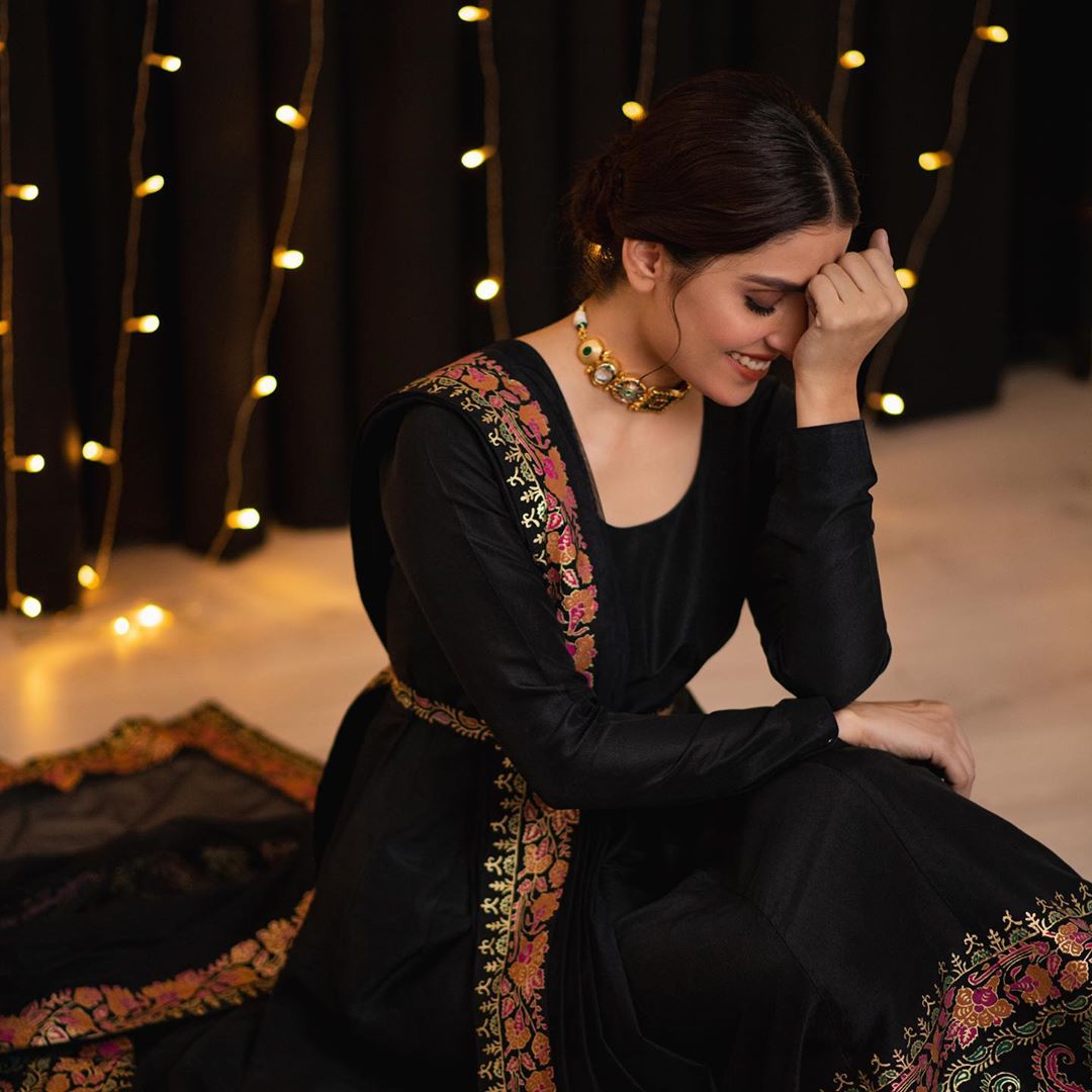 Ayeza Khan Latest Beautiful Pictures in Black Outfit