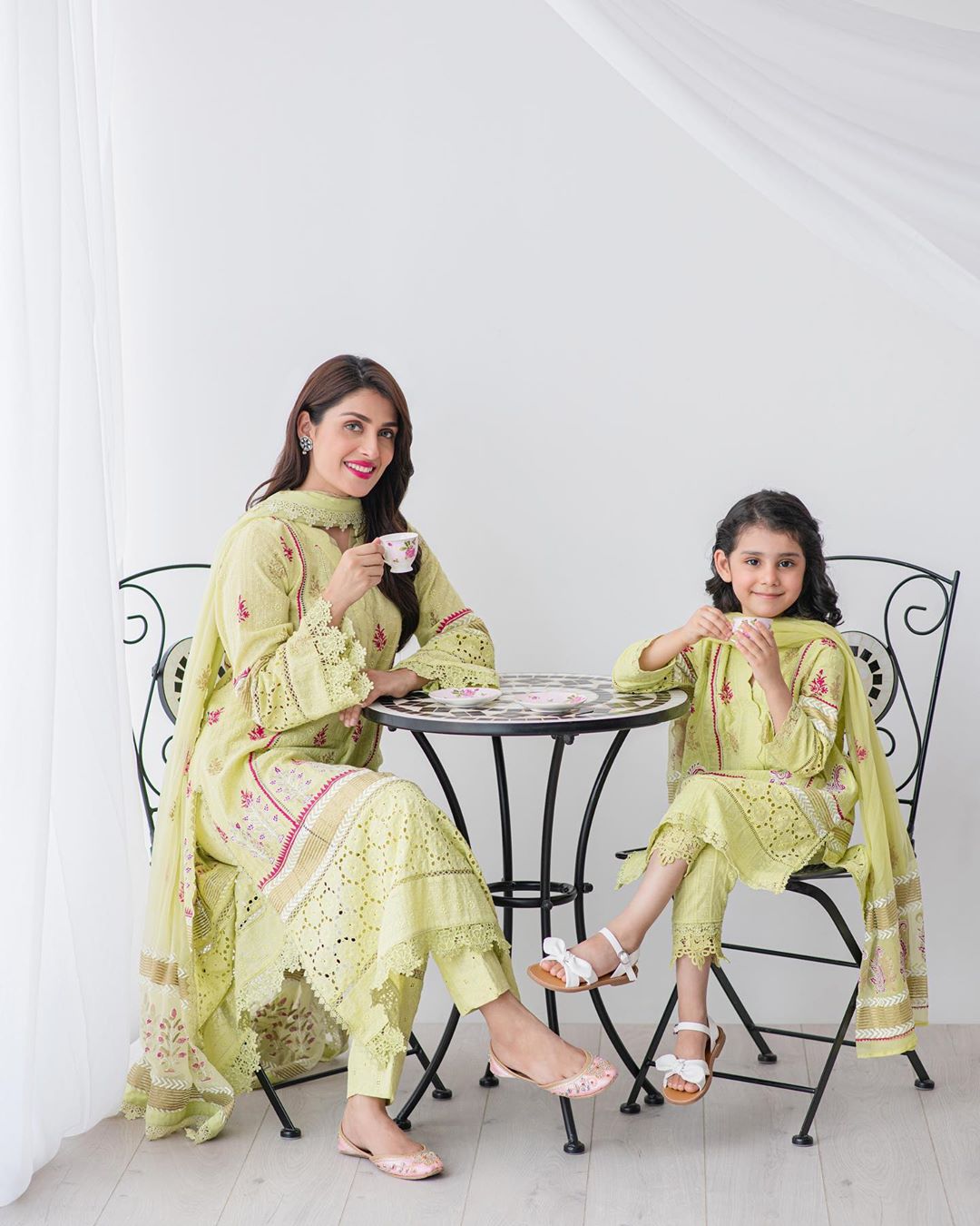 Ayeza Khan Beautiful Pictures with Her Mother and Kids