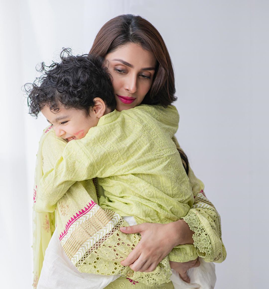 Ayeza Khan Beautiful Pictures with Her Mother and Kids