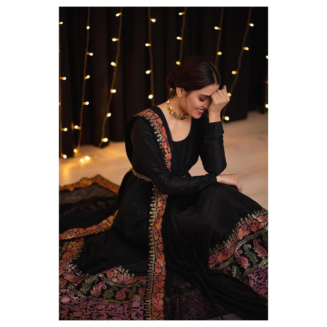 Ayeza Khan Latest Beautiful Pictures in Black Outfit