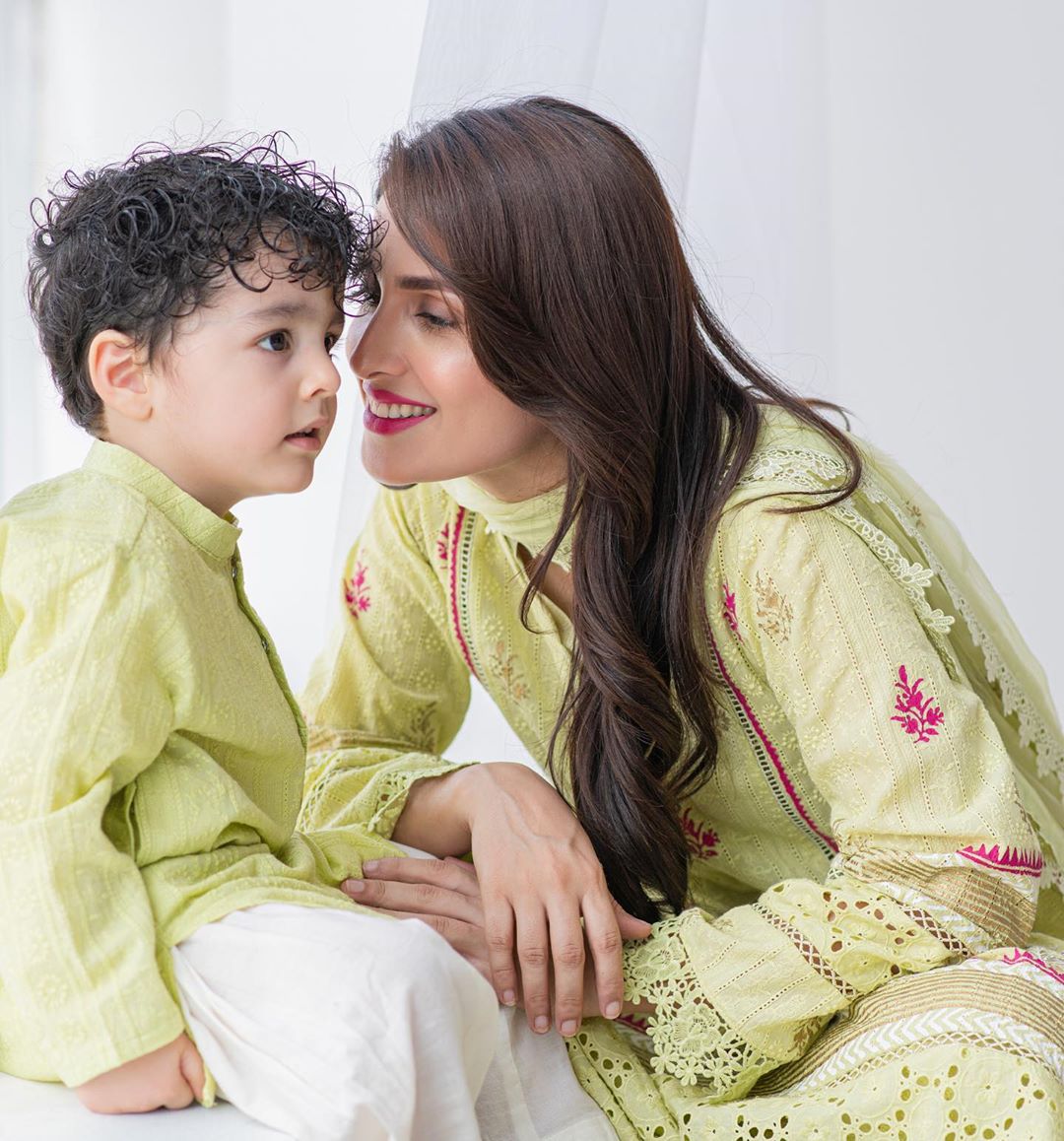 Ayeza Khan Beautiful Pictures with Her Mother and Kids