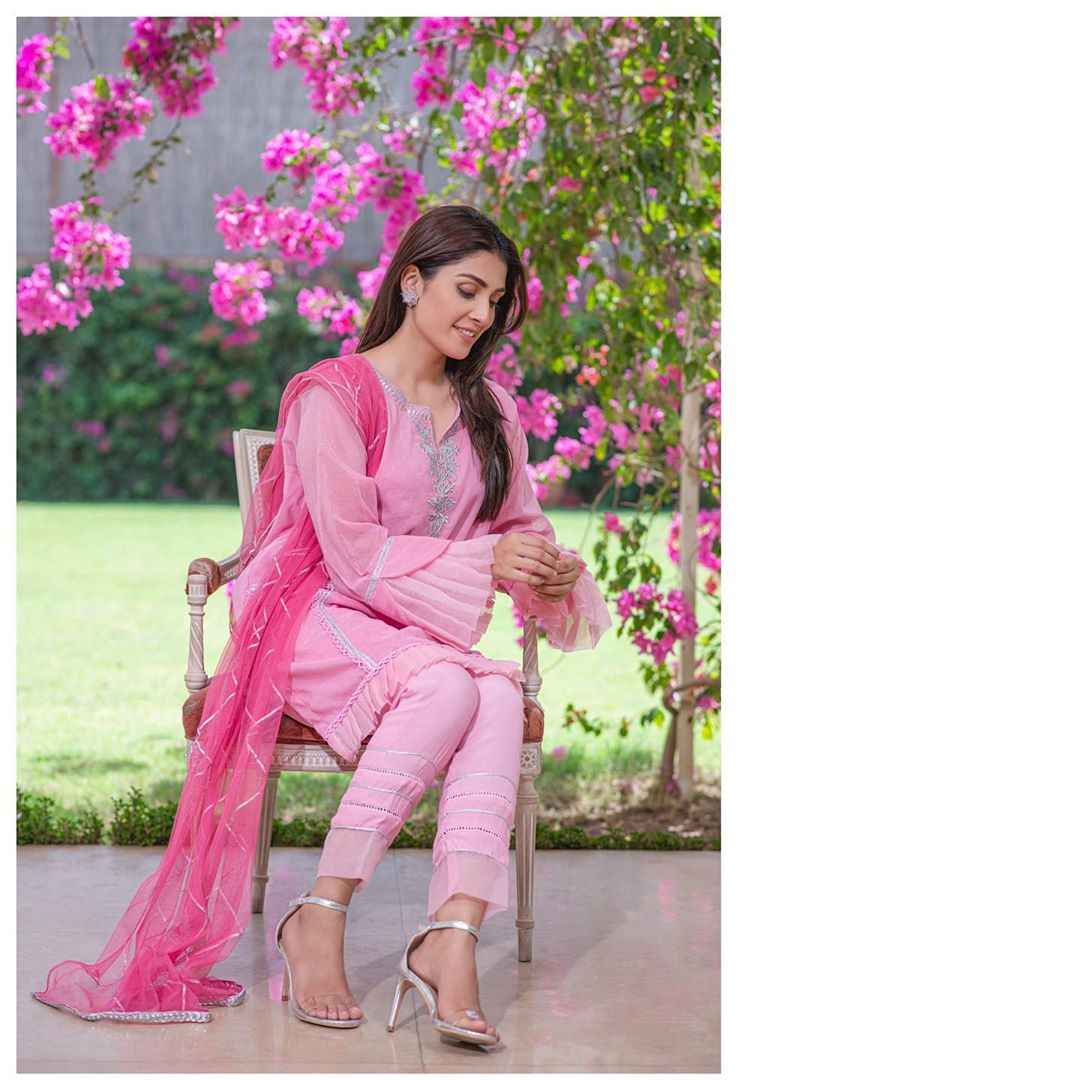 Ayeza Khan is Looking Elegant in this Pink Dress