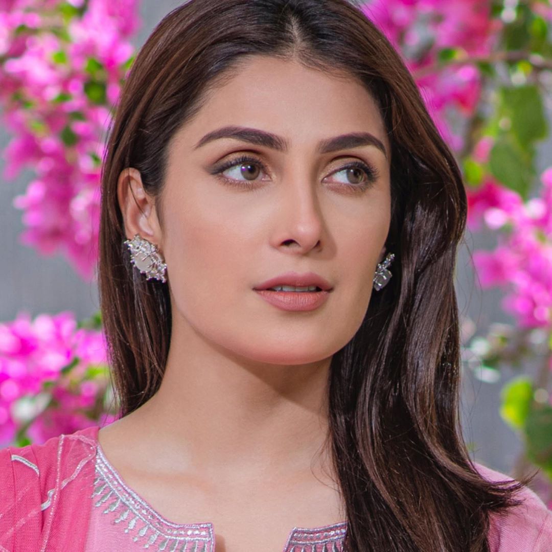 Ayeza Khan is Looking Elegant in this Pink Dress