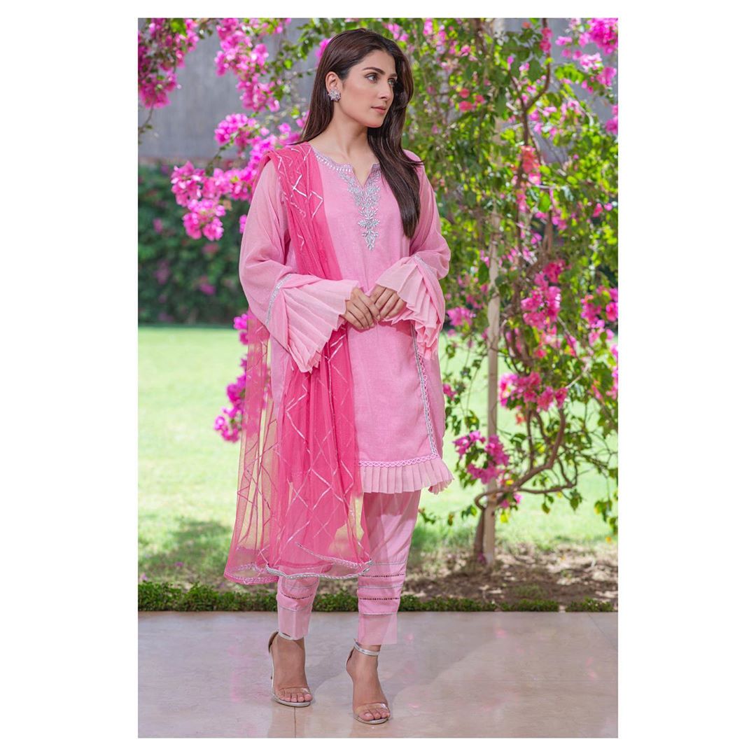 Ayeza Khan is Looking Elegant in this Pink Dress