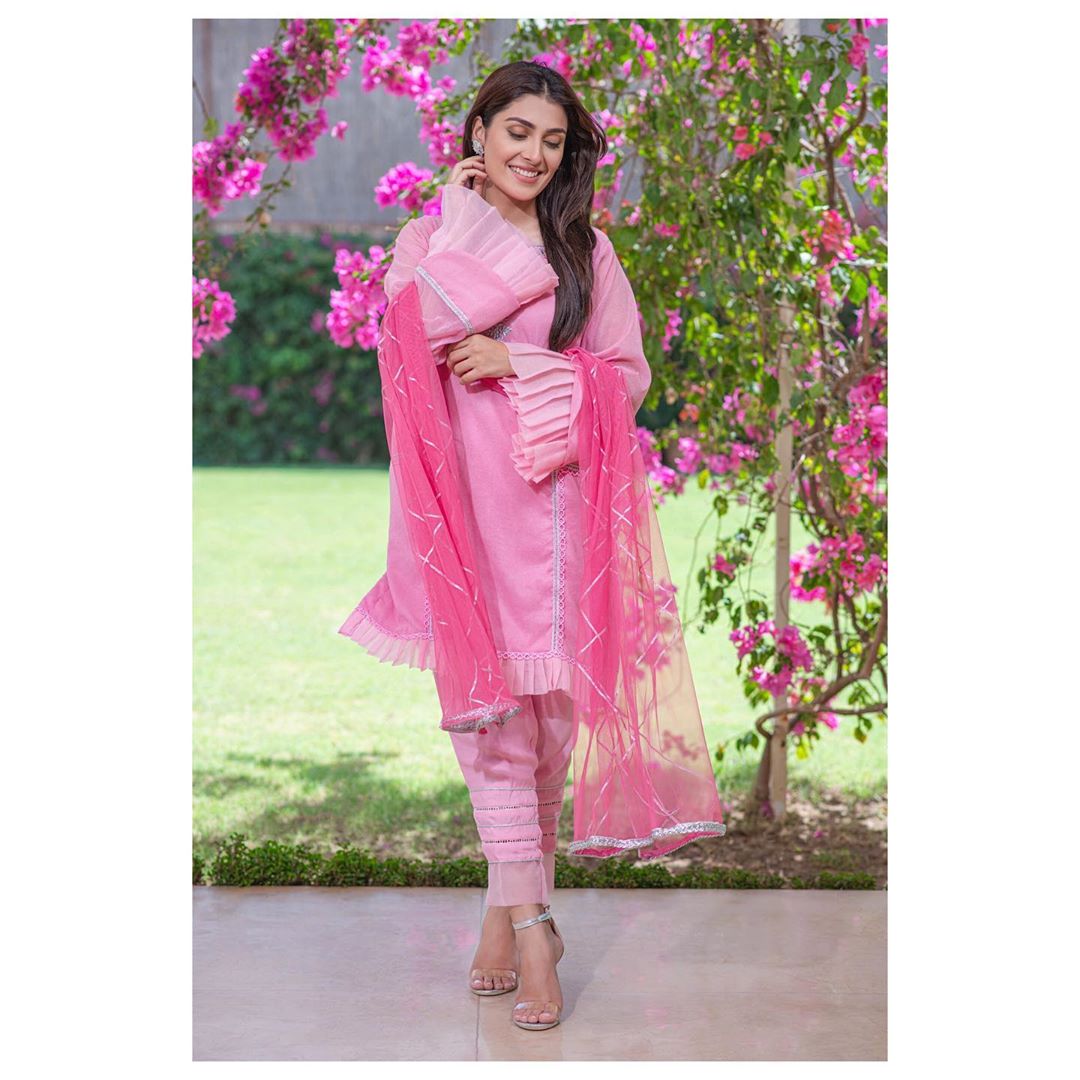 Ayeza Khan is Looking Elegant in this Pink Dress