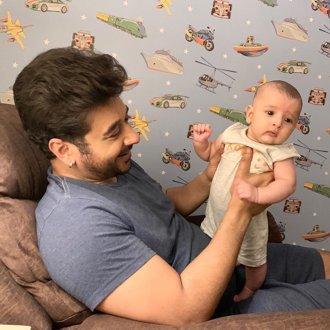 Faysal Qureshi Latest Pictures with his Kids