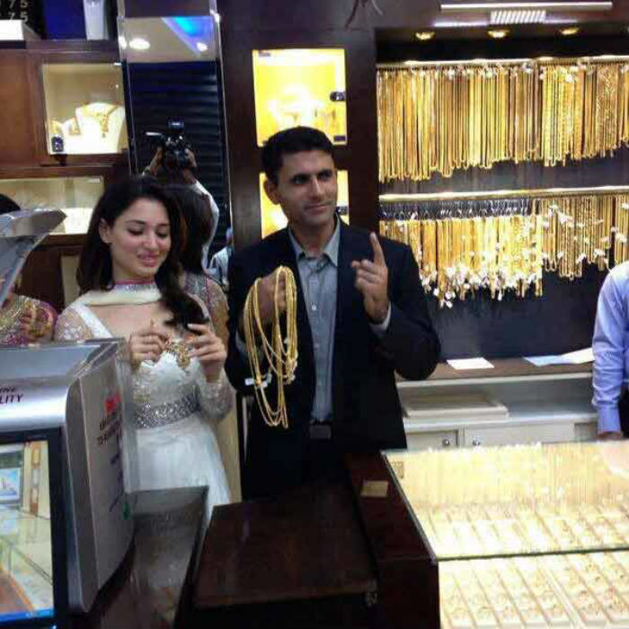 Is Cricketer Abdul Razzaq Marrying Indian Actress