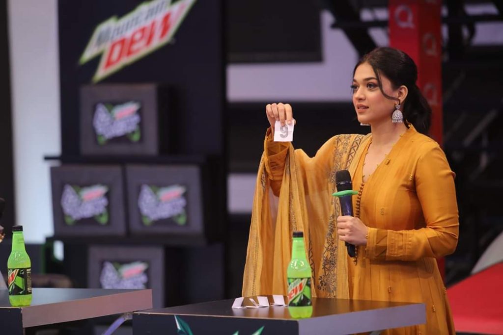 Sanam Jung And Ushna Shah On The Set Of Jeeto Pakistan