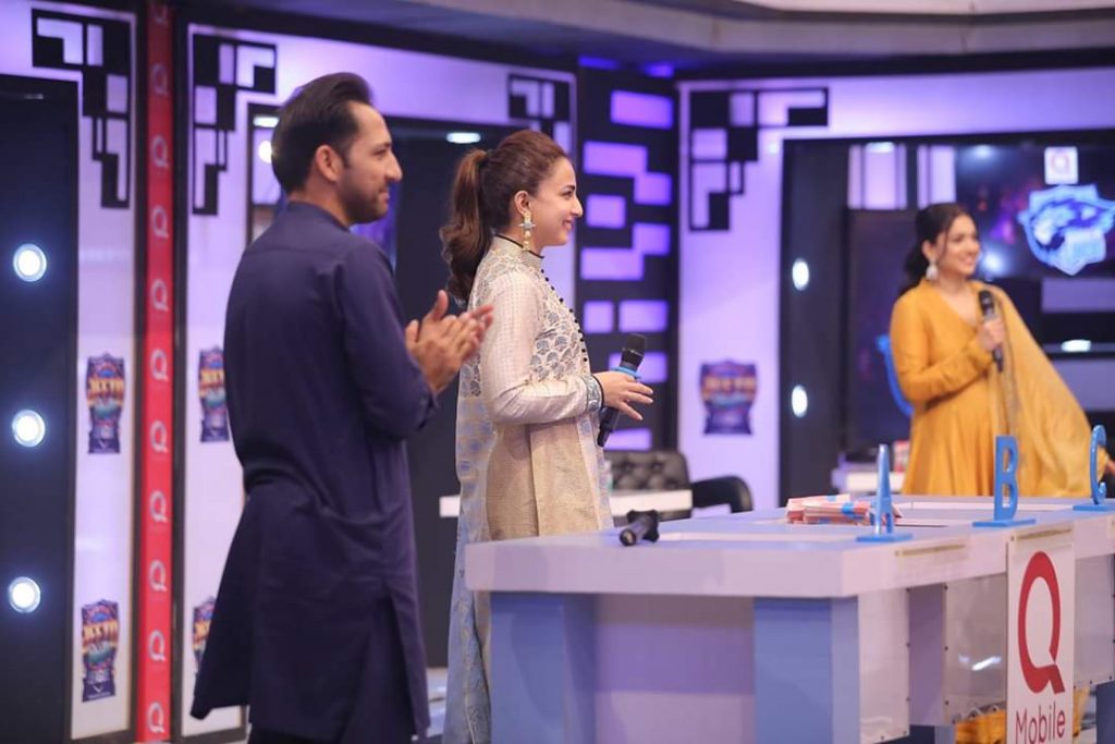 Sanam Jung And Ushna Shah On The Set Of Jeeto Pakistan