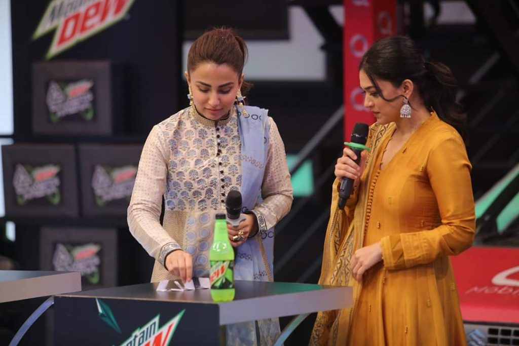 Sanam Jung And Ushna Shah On The Set Of Jeeto Pakistan