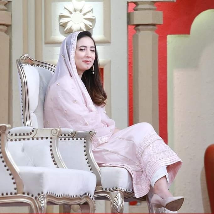 Komal Aziz Beautiful Pictues from Express Tv Ramazan Transmission