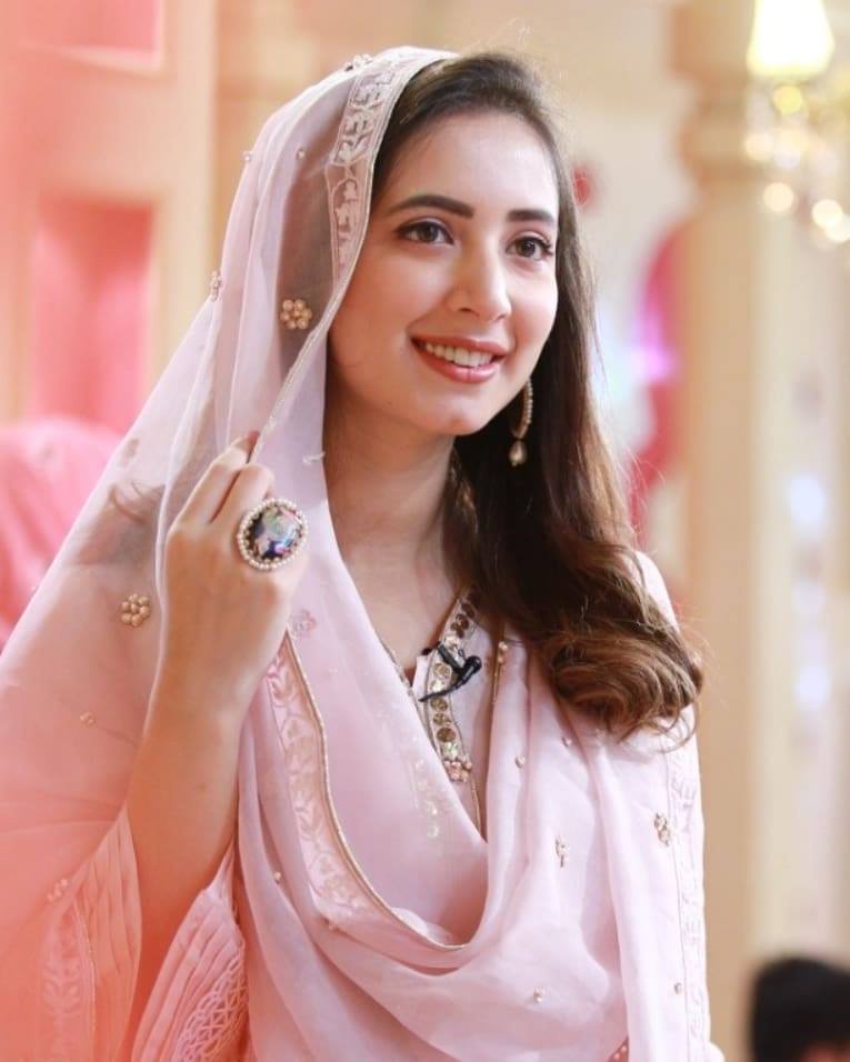 Komal Aziz Beautiful Pictues from Express Tv Ramazan Transmission