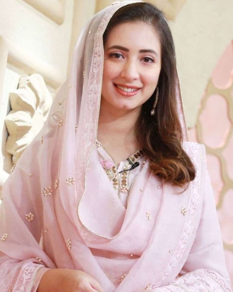 Komal Aziz Beautiful Pictues from Express Tv Ramazan Transmission