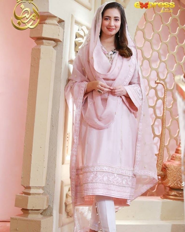 Komal Aziz Beautiful Pictues from Express Tv Ramazan Transmission