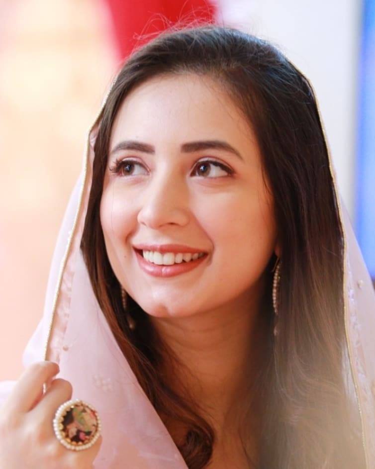 Komal Aziz Beautiful Pictues from Express Tv Ramazan Transmission