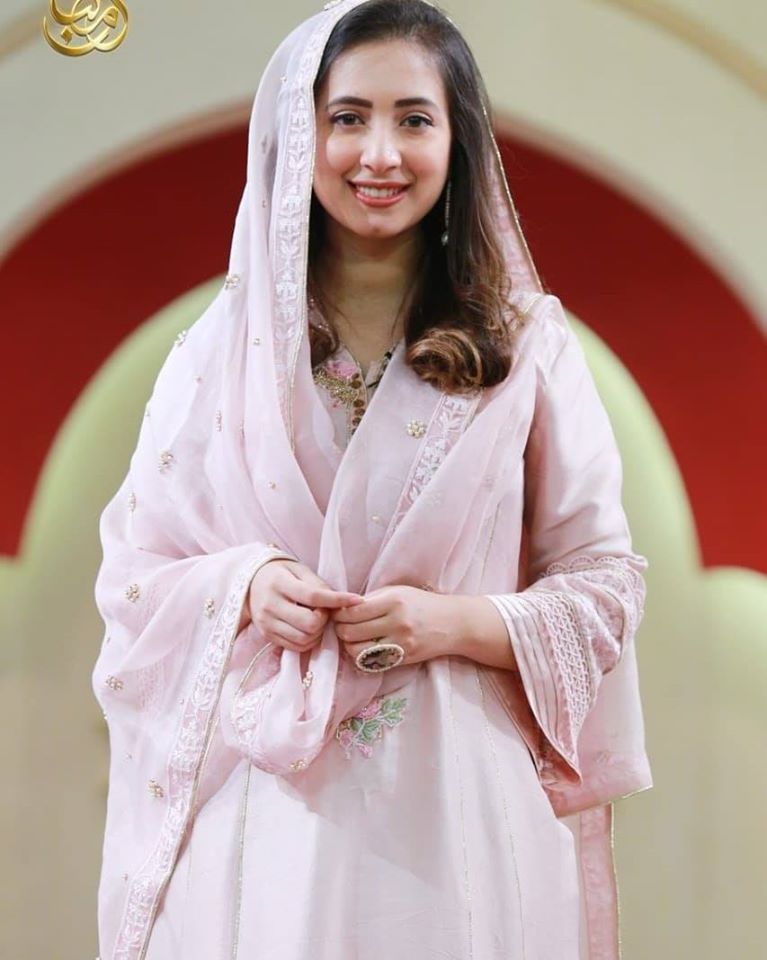 Komal Aziz Beautiful Pictues from Express Tv Ramazan Transmission