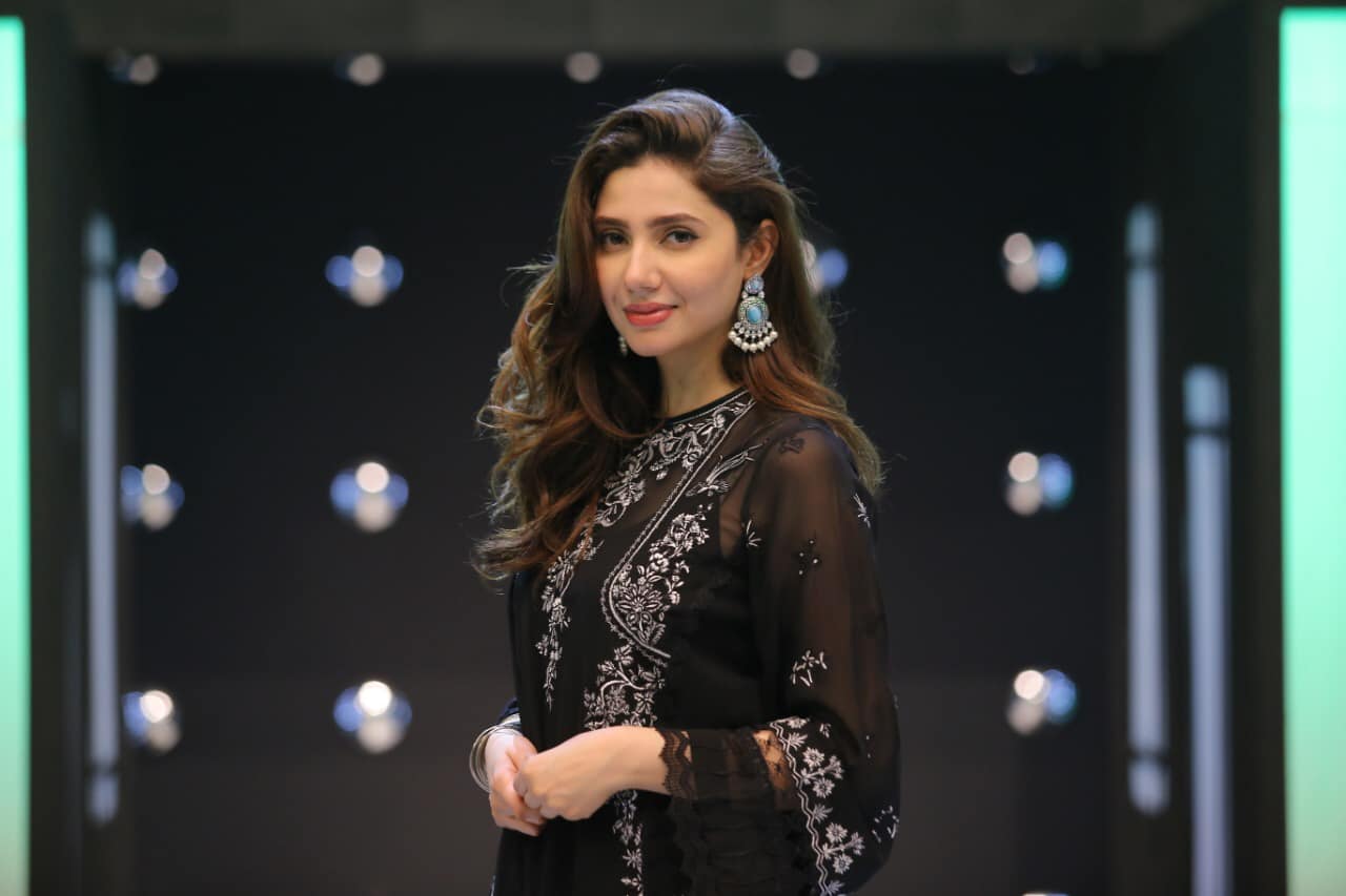 Gorgeous Mahira Khan Spotted at Jeeto Pakistan League