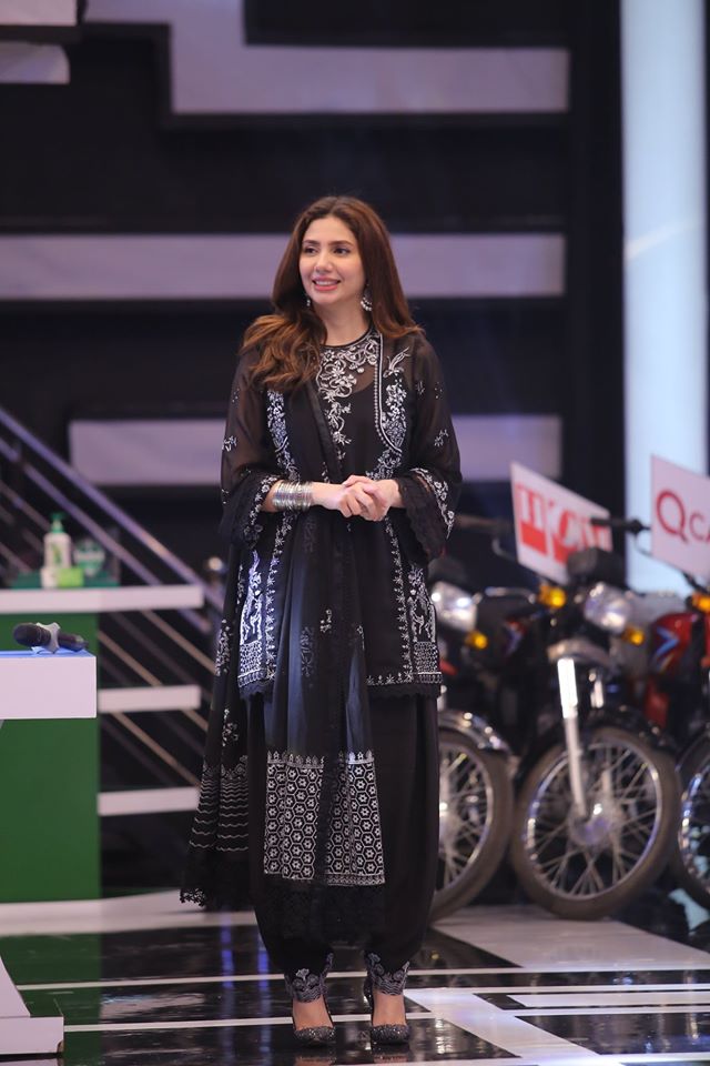 Gorgeous Mahira Khan Spotted at Jeeto Pakistan League