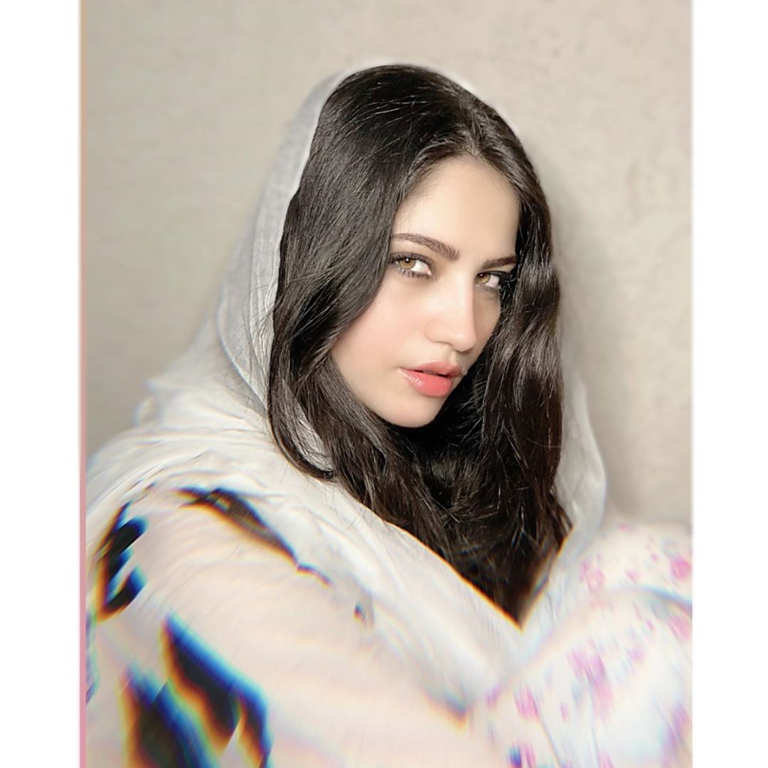 Neelam Muneer Clicks from Baran e Rehmat with Reema Khan