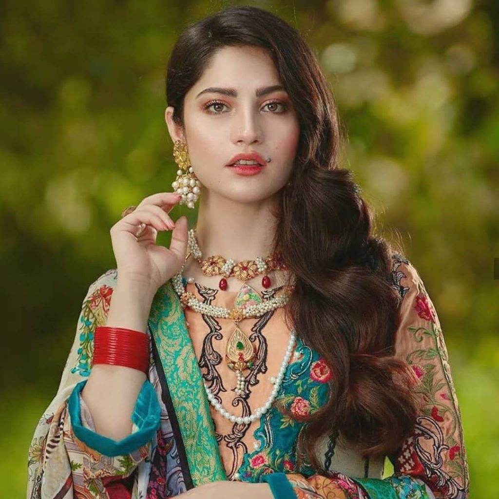 Neelum Muneer's Sizzling Dance Moves