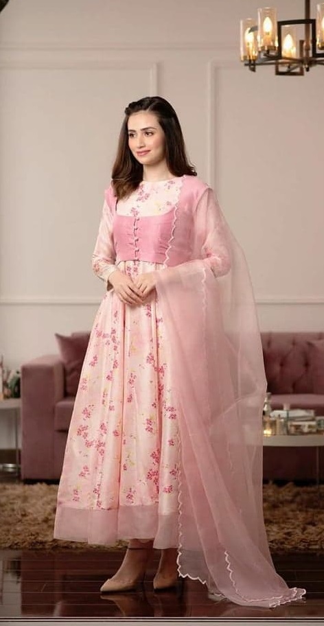 Top 18 Beautiful Dresses Worn By Pakistani Actresses In Ramadan