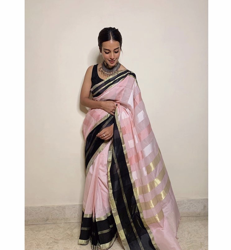 Adoring Pictures of Iqra Aziz in Saree – All Collection