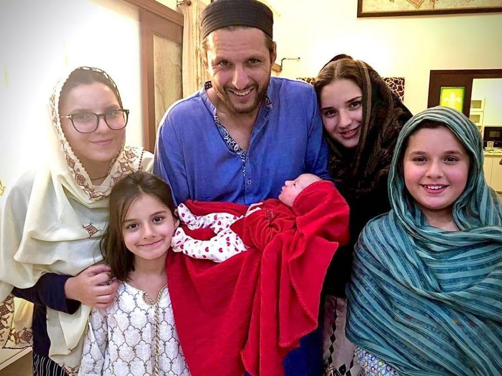 Shahid Afridi With Newly Born Daughter During Live Session