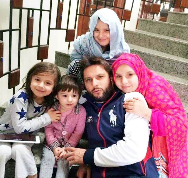 Shahid Afridi With Newly Born Daughter During Live Session