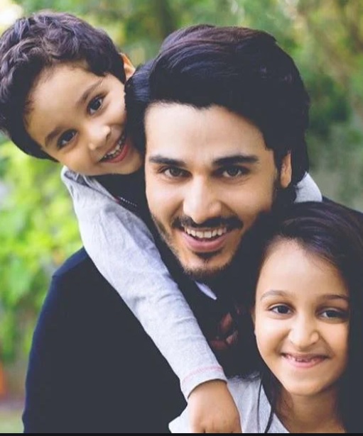 20 Candid Clicks of Ahsan Khan with His Kids