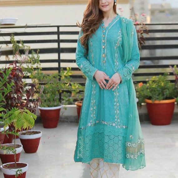 Aiman Khan Looking Gorgeous in Green & Teal Dress | Reviewit.pk