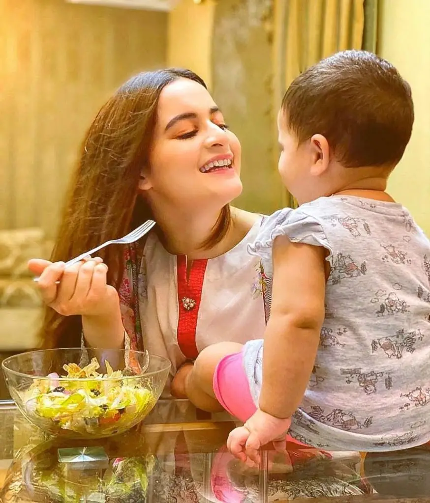 Adorable Pictures of Aiman Khan With Her Daughter