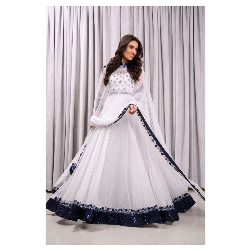 Ayeza khan pics shop in white dress